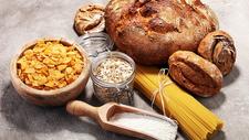 Kohlenhydrathältige Produkte, wie Brot, Nudeln, Müsli