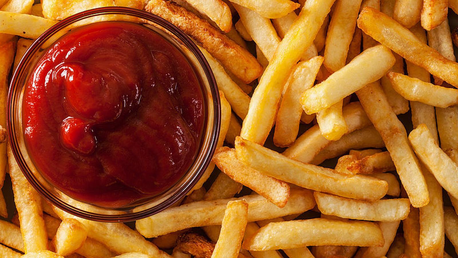 Pommes mit Ketchup