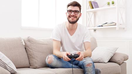 Mann spielt entspannende Videospiele