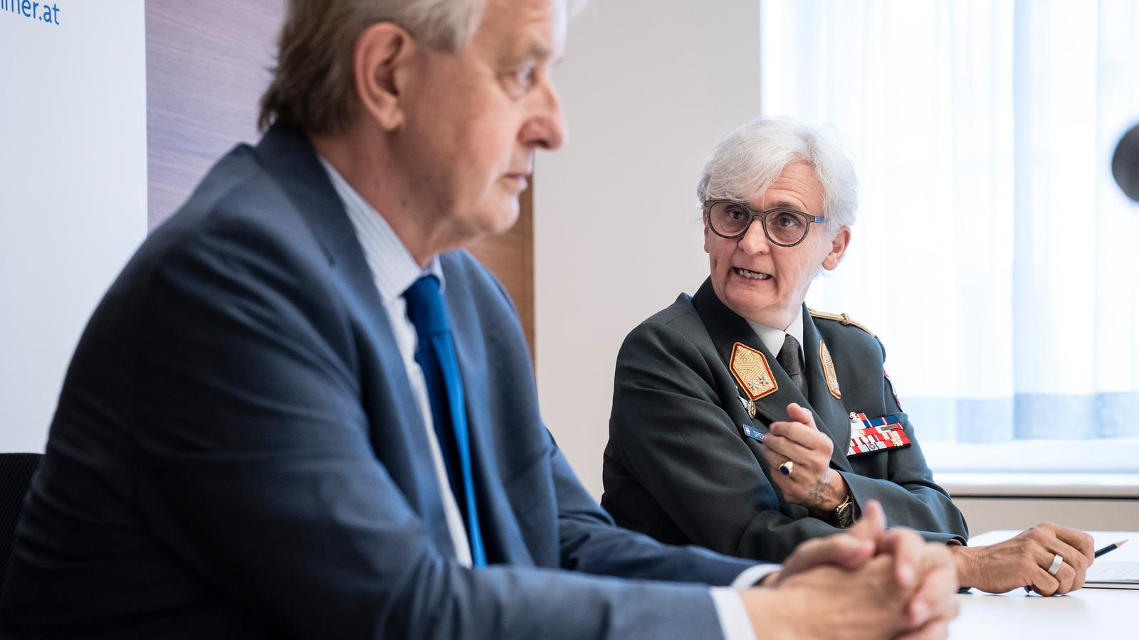 Heeressanitätschefin Sylvia Sperandio und ÖÄK-Präsident Johannes Steinhart