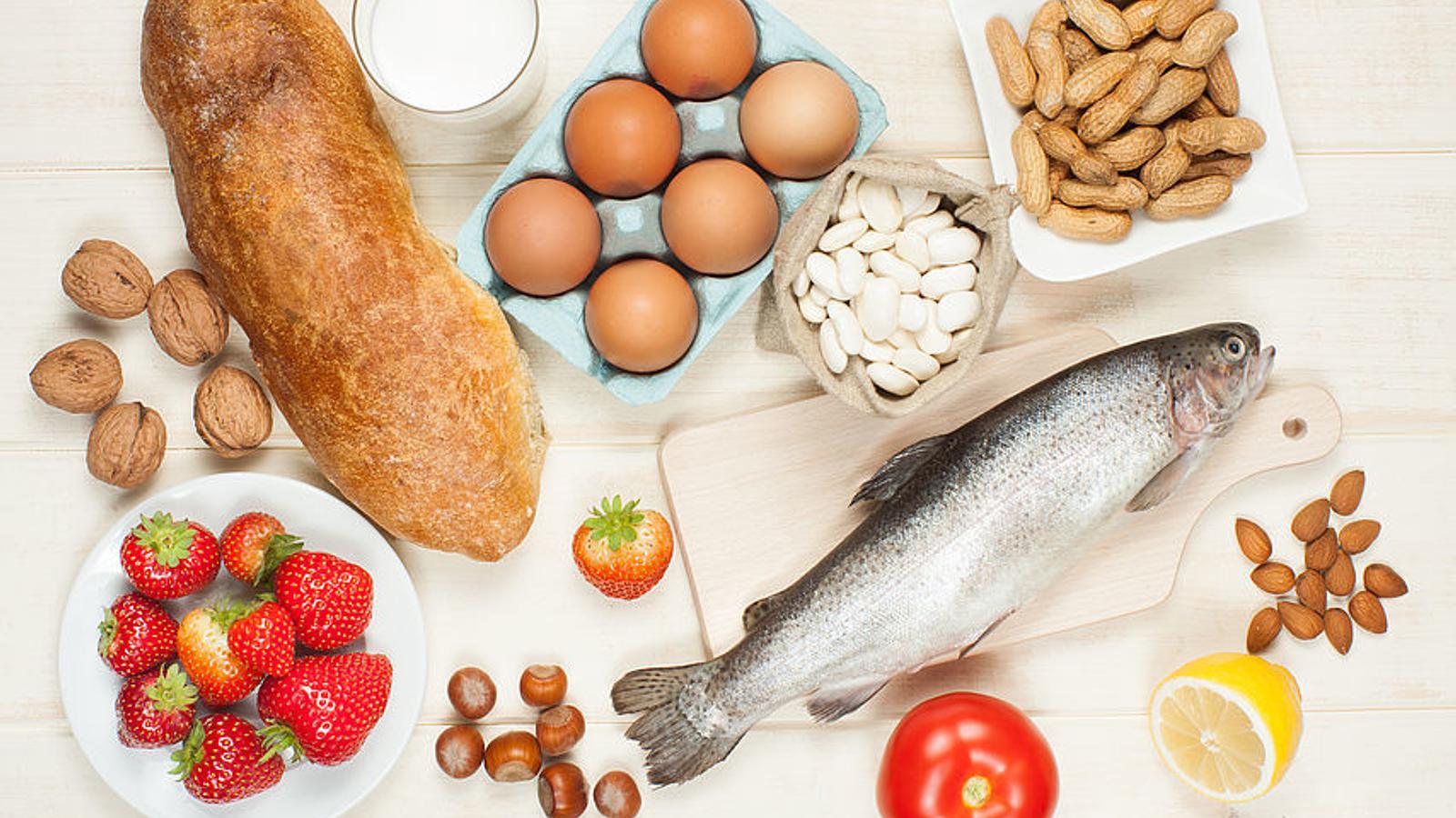 Tisch auf dem Brot, Eier, Fisch, Erdbeeren und vieles mehr liegt. 