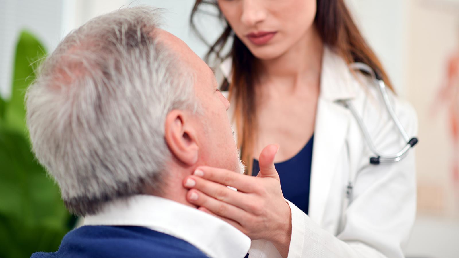 Ärztin untersucht Größe der Lymphknoten beim Patienten