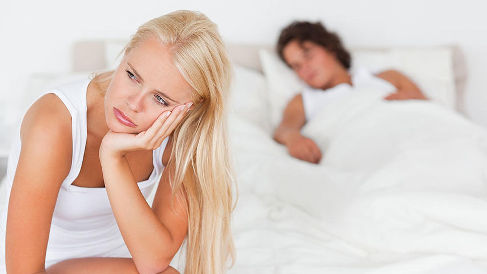 Frau ist genervt, während ihr Verlobter schläft