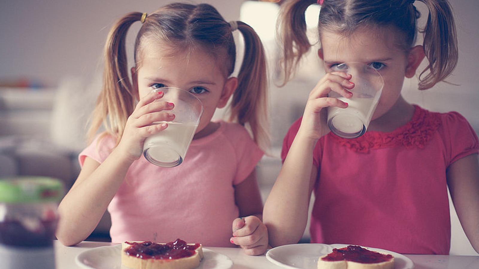 Mädchen trinken ein Glas Milch