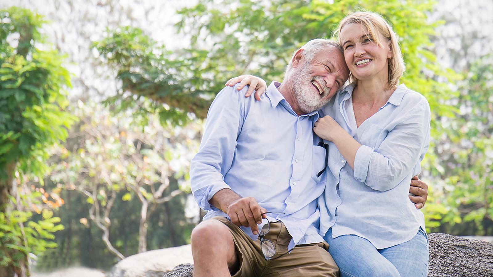 Gynäkologie und Urologie Gesunder Mann und gesunde Frau umarmen sich