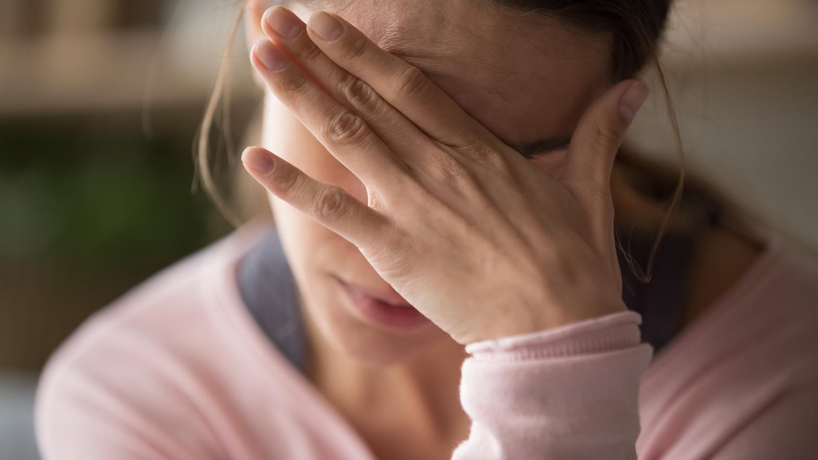 Frau hat starke Kopfschmerzen