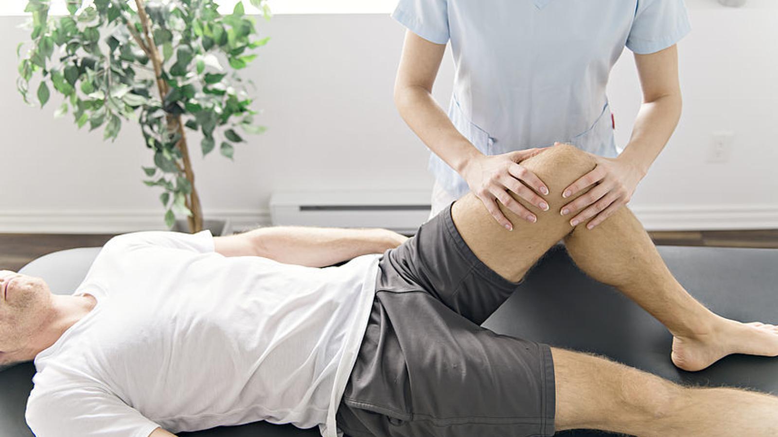 Mann mit Kreuzbandriss bei der Physiotherapie