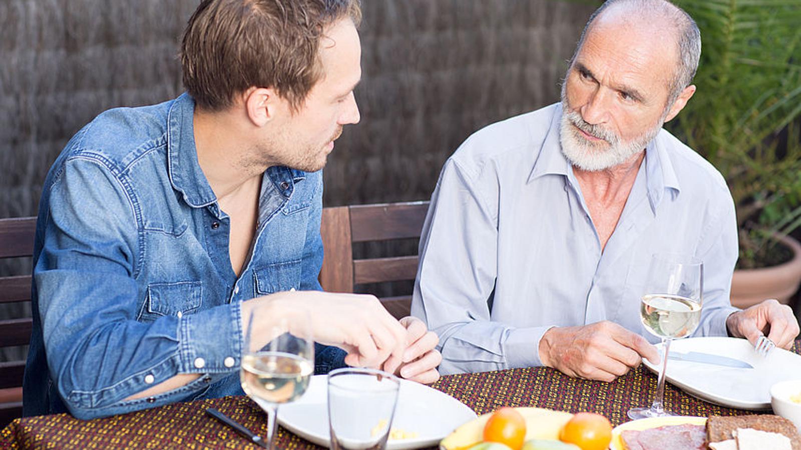 Vater und Sohn unterhalten sich beim gemeinsamen Abendessen