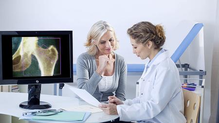 Frau bespricht mit Ärztin ihre Knochendichte. 