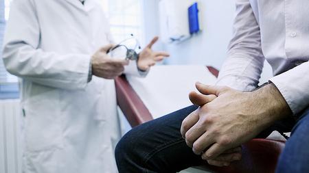 Mann mit Prostataerkrankung in Gespräch mit Urologen
