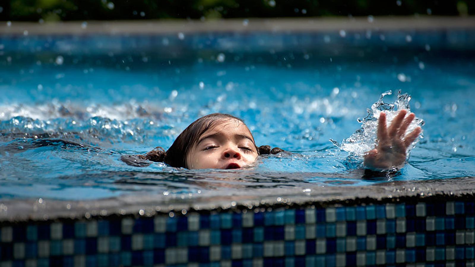 Mädchen hat Probleme beim Schwimmen. 