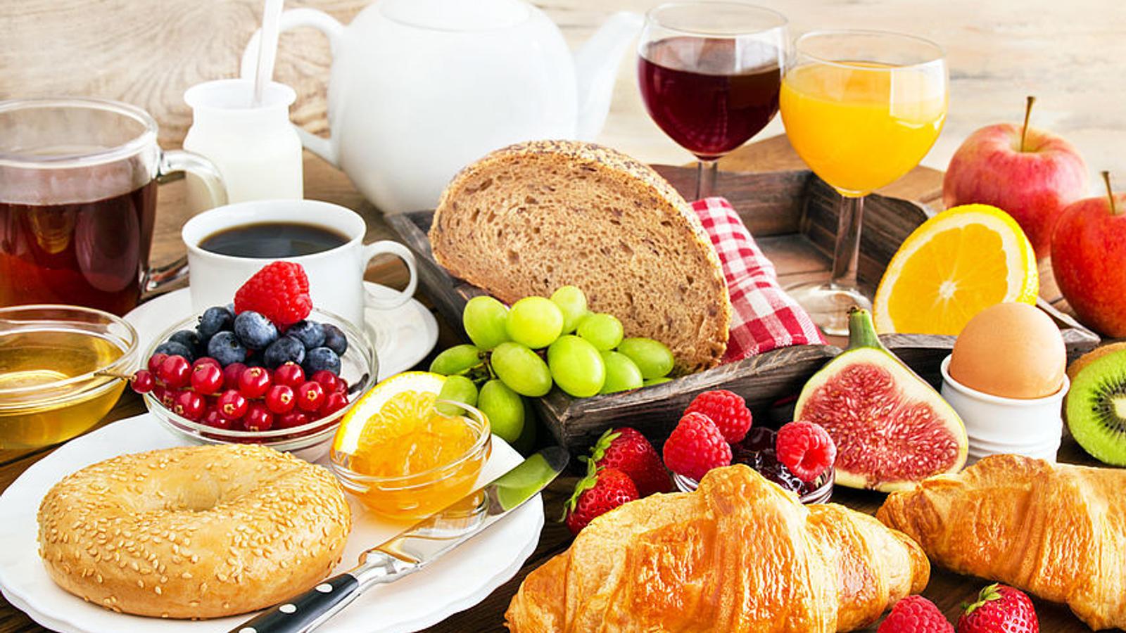 Frühstücksteller mit Obst, Gebäck und Getränken